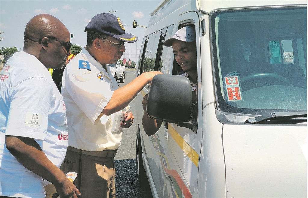 From left: The Optometric Association’s Lucky Nkosi and JMPD spokesman Chief Superintendent Wayne Minnaar stop a taxi driver to offer an eye test.