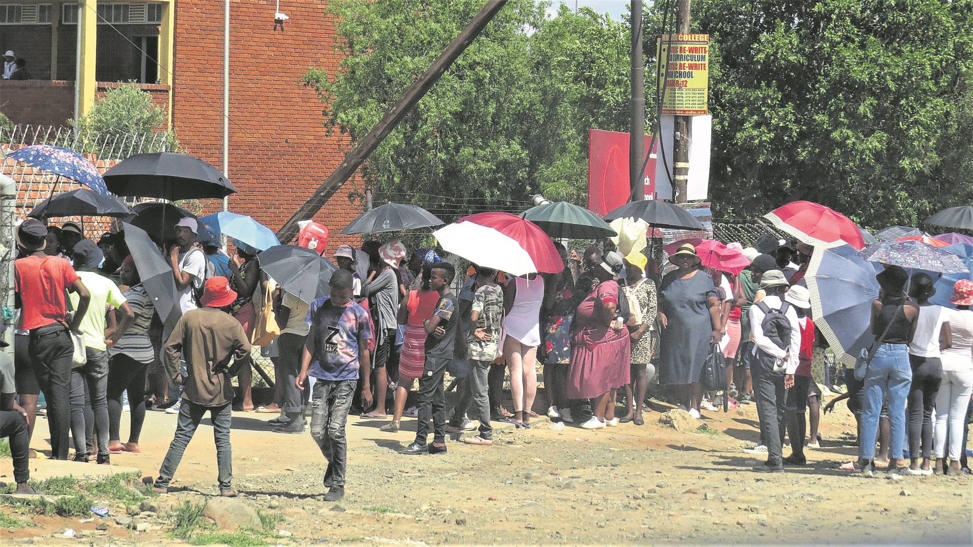 Parents and guardians of unplaced learners stand in a snaking queue outside the Commtech Comprehensive School in Phelindaba, Bloemfontein, at the start of the school term on Wednesday (11/01). Photo: Teboho Setena