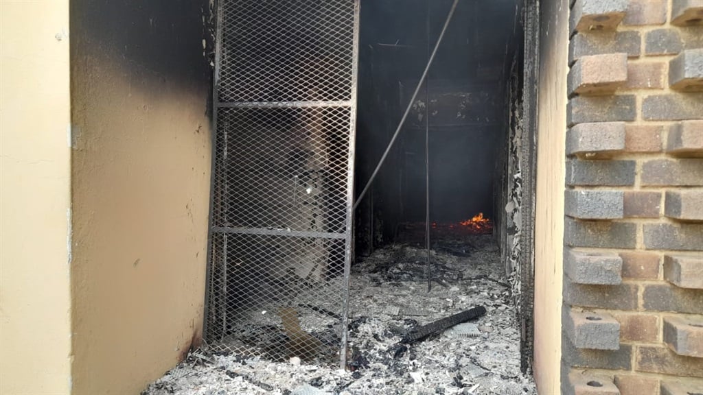‘Perang’ air: Penduduk Negara Bagian Bebas Haus membakar gedung kota, menuntut air