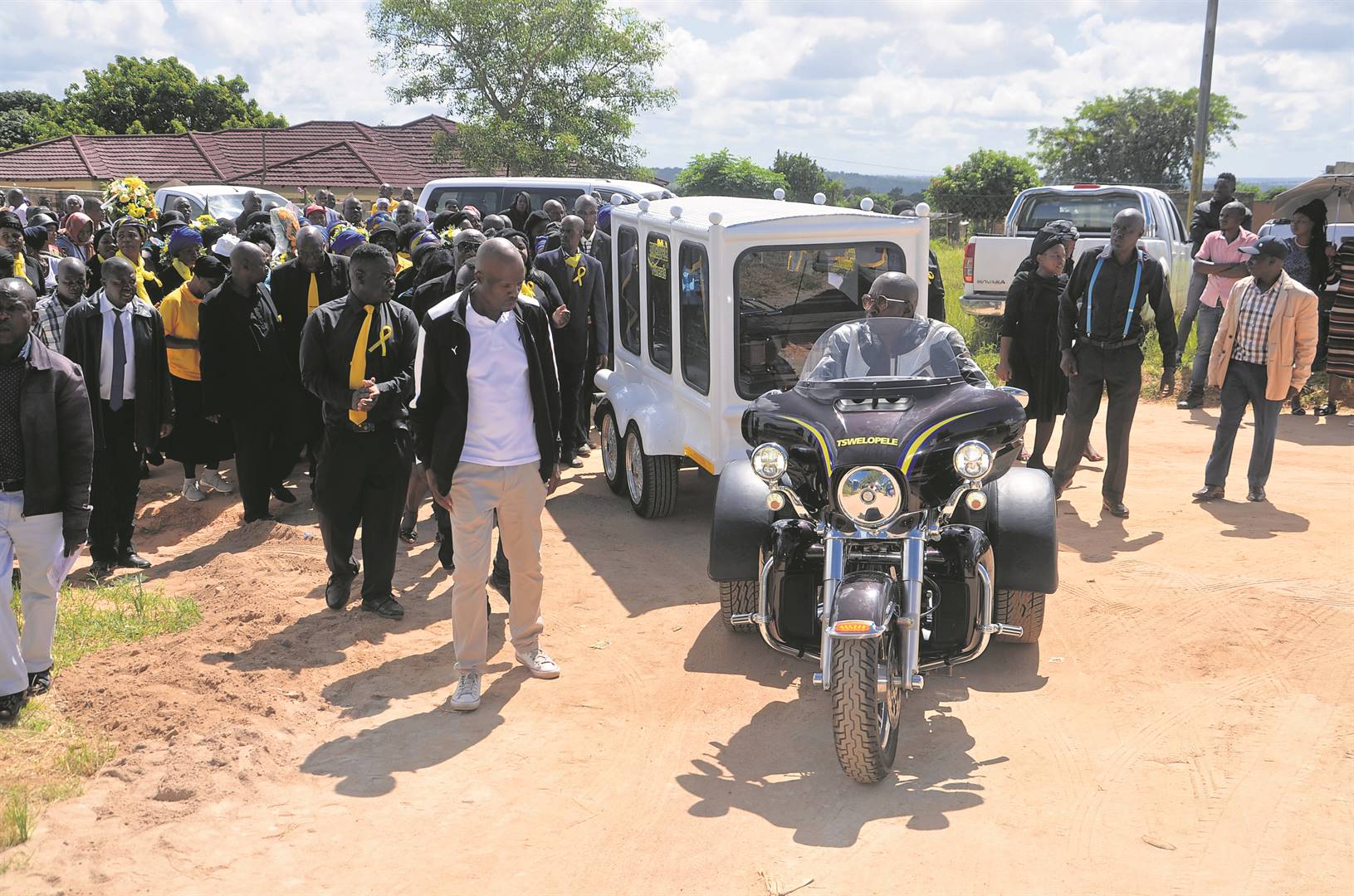Tswelopele Funerals’ driver Albert Mnisi, who was killed when he and his colleague were shot by thugs, was laid to rest on Sunday.