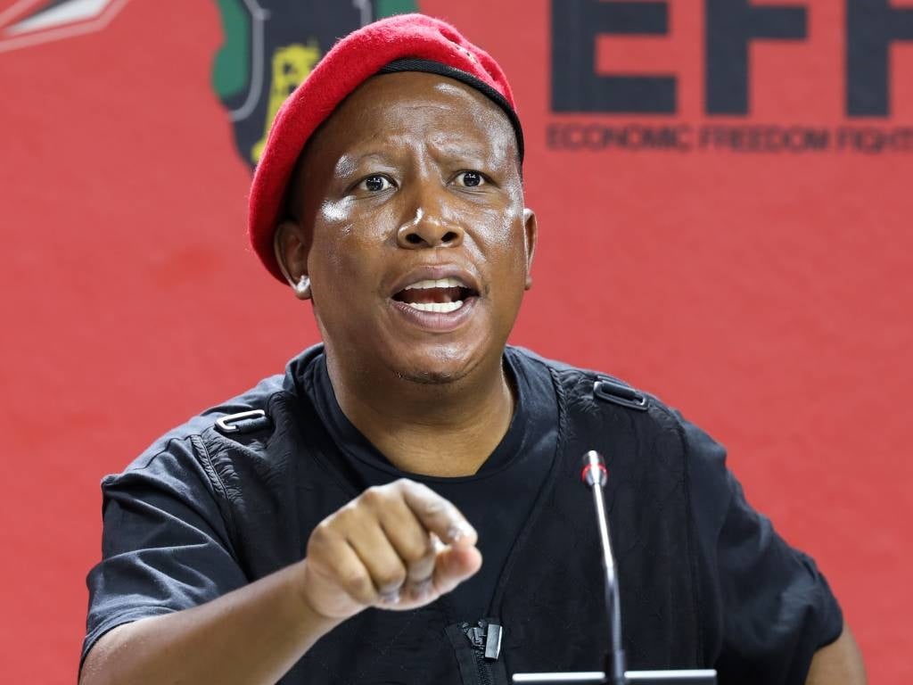 El líder de la EFF, Julius Malema, se dirige a una conferencia de prensa en Johannesburgo.