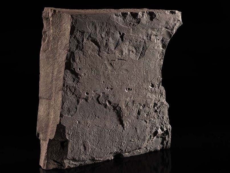 Une pierre runique vieille de 2 000 ans trouvée en Norvège pourrait être la plus ancienne de tous les temps et donner un aperçu des anciens systèmes d'écriture