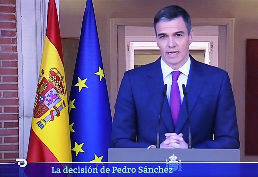 عکسی از پدرو سانچز، نخست وزیر اسپانیا در تلویزیون که می گوید قصد دارد در سمت خود بماند.  (توماس کوکس/ خبرگزاری فرانسه)