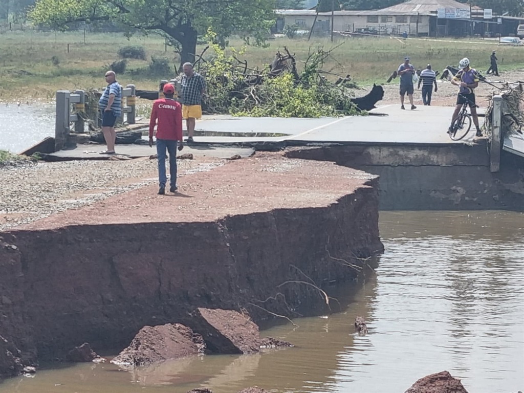 Floods destroyed a bridge in Vaal not far away from the Vaal river. Photo by Tumelo Mofokeng