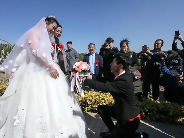 Cao Mingbao (33) and blushing bride Jiang Jinbo (3