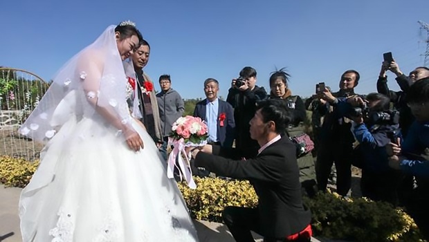 Cao Mingbao (33) and blushing bride Jiang Jinbo. (Photo: CATERS/WWW.MAGAZINEFEATURES.CO.ZA)