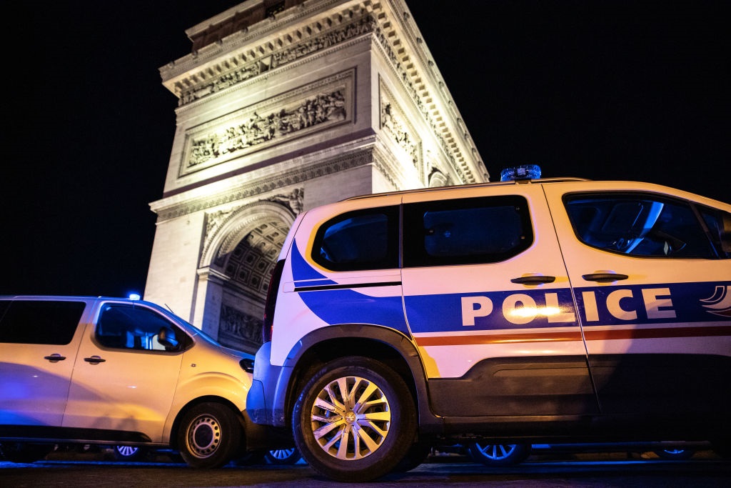 News24.com | Two police officers detained in Paris after shooting 'threatening' man dead