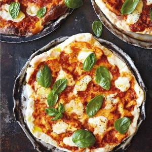 Classic Margherita pizza with Mozzarella and fresh basil | You
