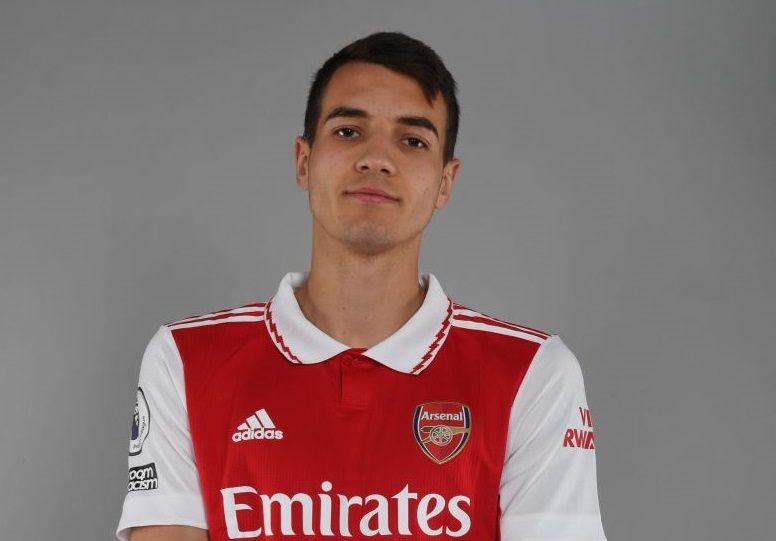 ST ALBANS, ENGLAND - JANUARY 23: Arsenal unveil new signing Jakub Kiwior at London Colney on January 23, 2023 in St Albans, England. (Photo by Stuart MacFarlane/Arsenal FC via Getty Images)