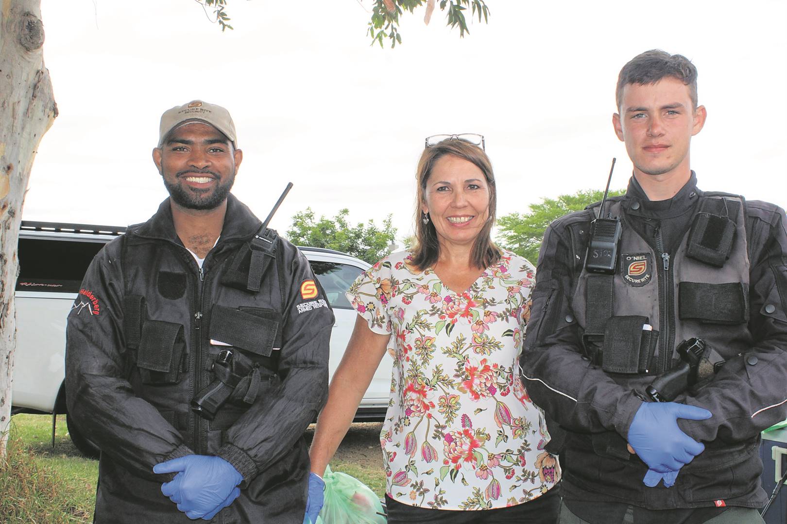 Krynauw’s mum, Jessie Serdyn, flanked by Secure Rite Security officers Abdul Hafeez Rhoda and Tommy O’Neil, who showed their support of the clean-up.Photos: Yaseen Gaffar