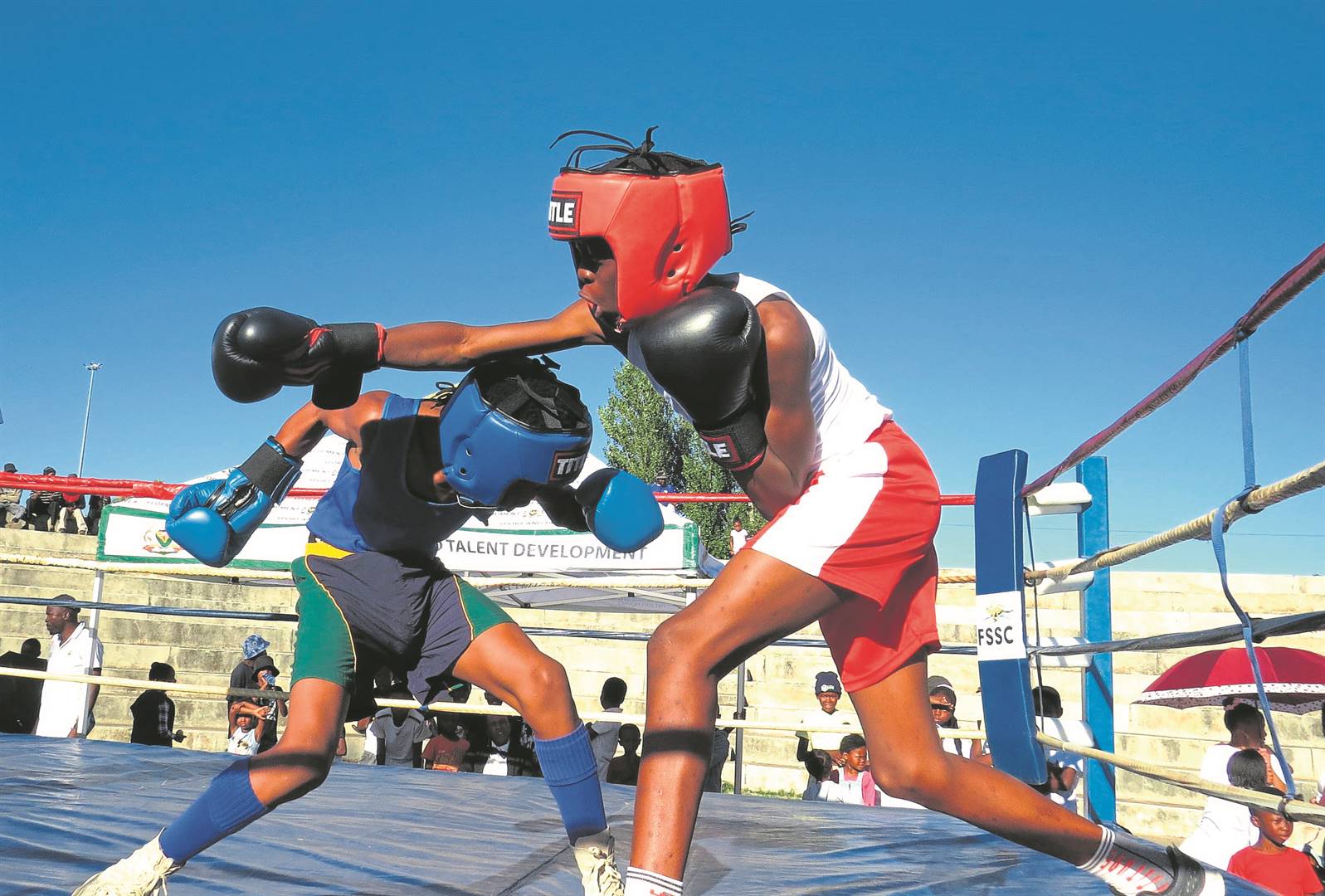 Oratile Molelekoa of the Devil’s Boxing Club and Tshidiso Sello (red/white) of the Pro Star Boxing Club crossing swords during their 44 kg weight class bout.Photos: Teboho SetenaPoto: 