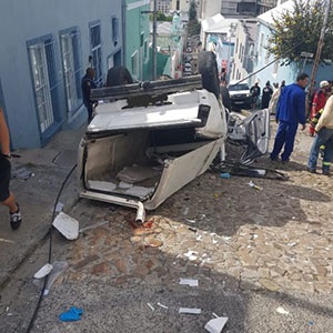 The driver of this bakkie lost control of the vehicle in the Bo-Kaap, after the brakes failed. 