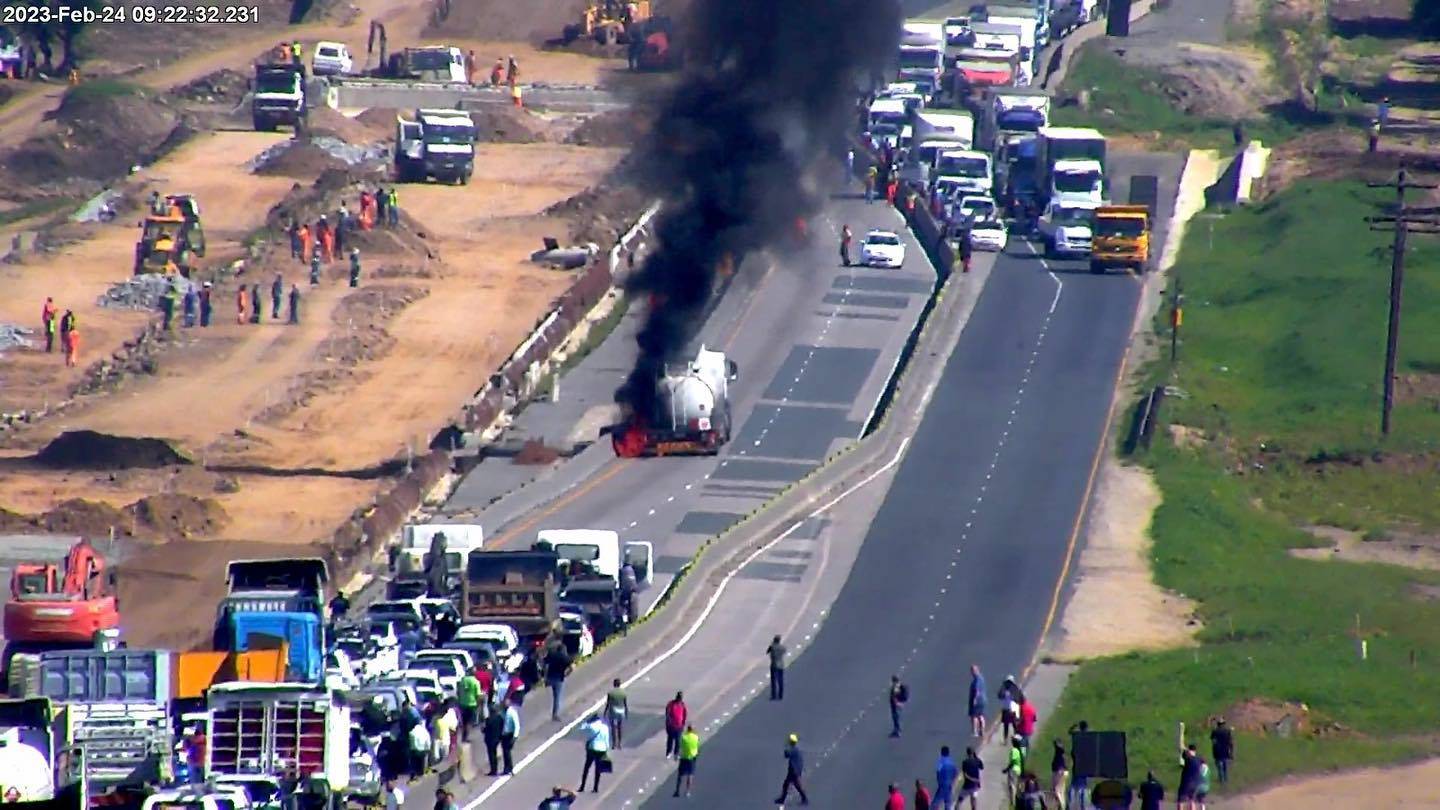 ’n Tenkwa, wat glo paraffien vervoer, brand Vrydagoggend op die N3 naby Pietermaritzburg in KwaZulu-Natal. Foto: ArriveAlive 