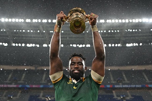 Springbok captain Siya Kolisi lift their fourth Rugby World Cup title after defeating NZ in the final in Paris. (Image by Dan Mullan/Getty Images)