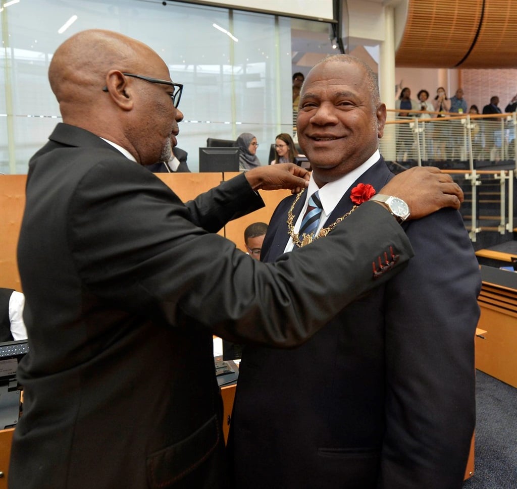 Cape Town City manager Lungelo Mbandazayon presents Dan Plato with the mayoral chain of office. Picture: @CityofCT/Twitter