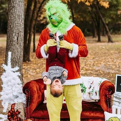 This Grinch themed Christmas photoshoot will make you cringe, and LOL ...