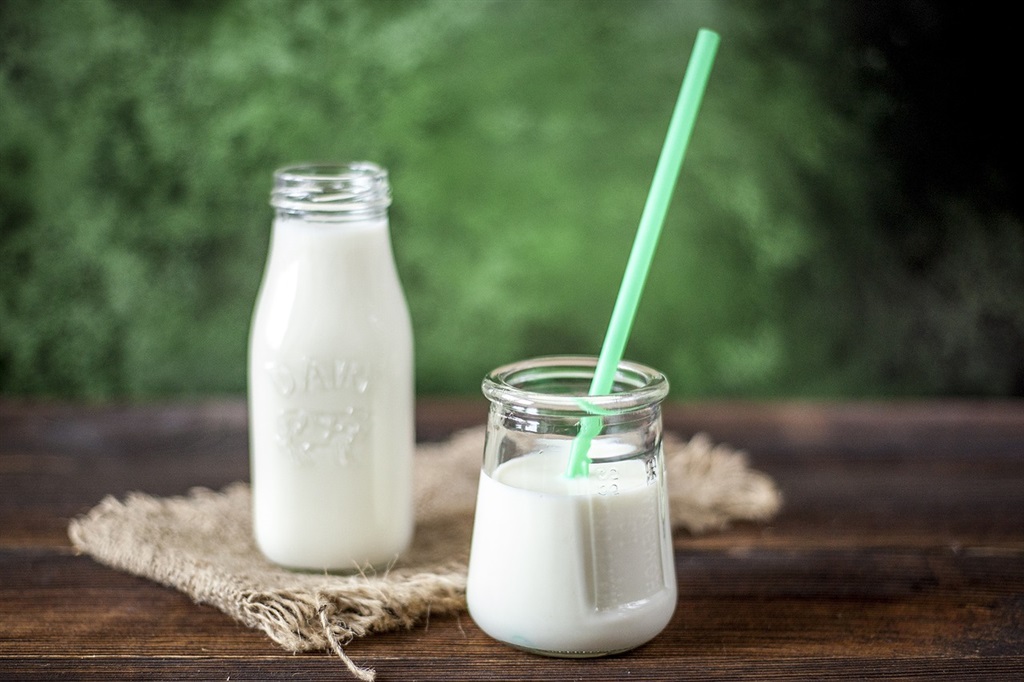 Melk word hoofsaaklik in die winter ingevoer wanneer tekorte plaaslik ontstaan, sê winkelgroepe. Foto: Pixabay