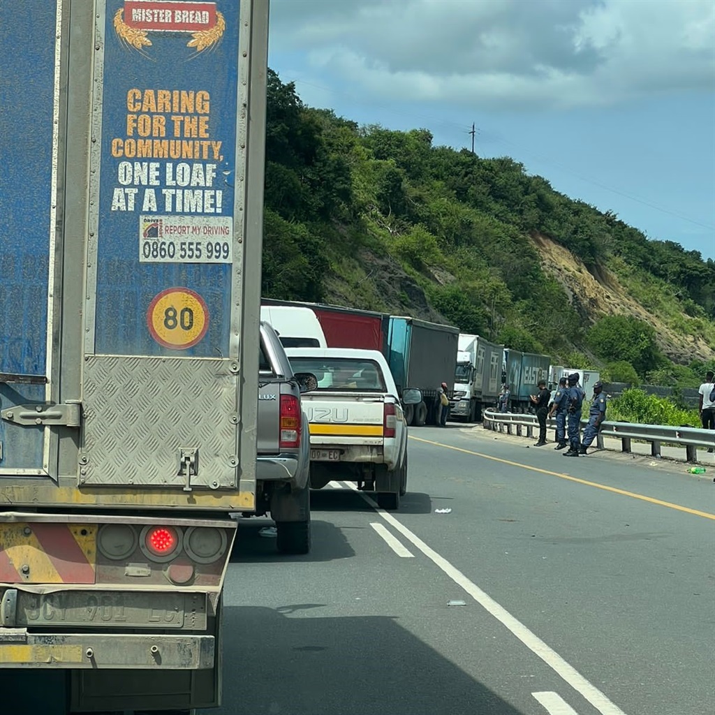 Motorists are urged to avoid using the road linking Mthatha to Port Saint Johns due to protest. 