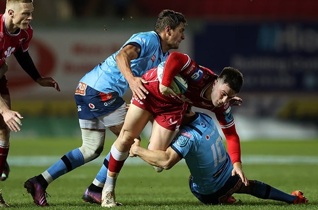 Joe Roberts of Scarlets is tackled by Harold Vorster and Chris Smith of Bulls. (Photo by Chris Fairweather/Huw Evans/Gallo Images)