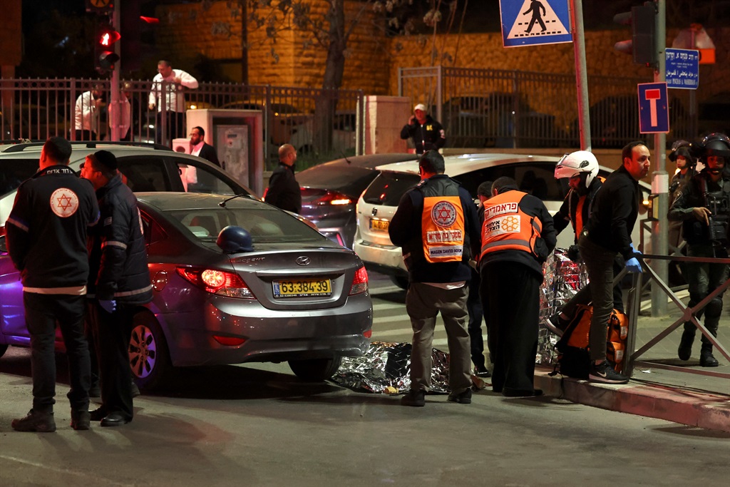 News24.com | At least 10 wounded in east Jerusalem synagogue shooting: medics, police