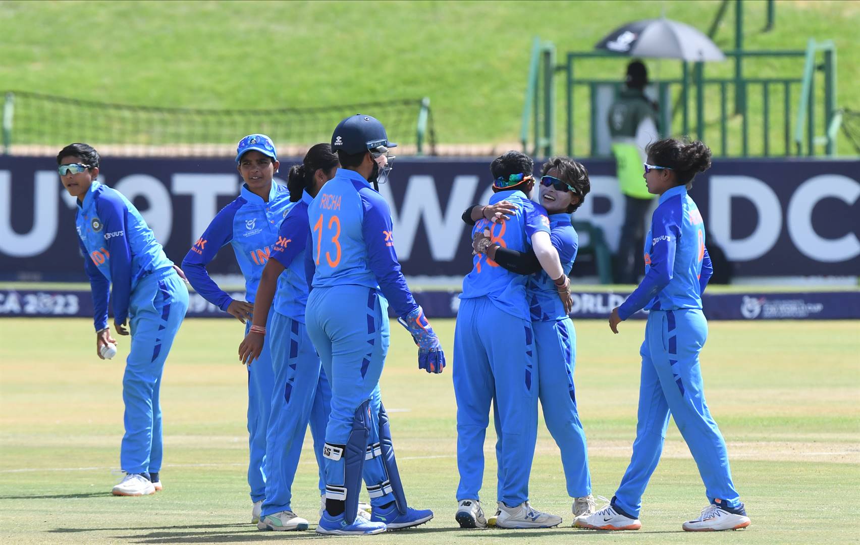 Indië se o.19-vrouekrieketspan vier een van Engeland se paaltjies in die eindstryd van die T20-Wêreldbeker-toernooi in Potchefstroom.   Foto: Gallo Images