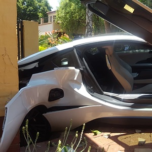 Six seconds, that’s how long it took for one unfortunate driver, to total this BMW i8. 