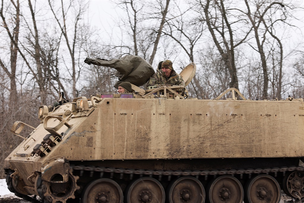 Oekraïense soldate gaan Saterdag voort om burgerlikes in Avdiivka in Donetsk in M113 tenks wat gemaak is om mense te vervoer, te ontruim. Foto: Reuters