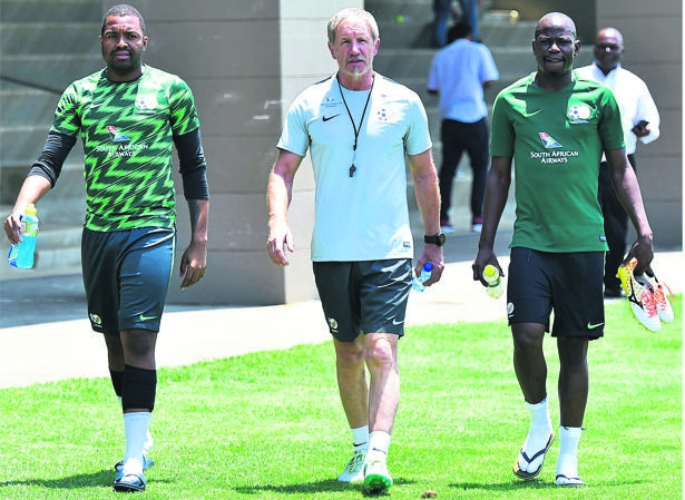 Bafana Bafana coach Stuart Baxter (centre) and his players, Itumeleng Khune (left) and Hlompho Kekana, are aware victory over Nigeria will see them through. Photo by ThembaMakofane