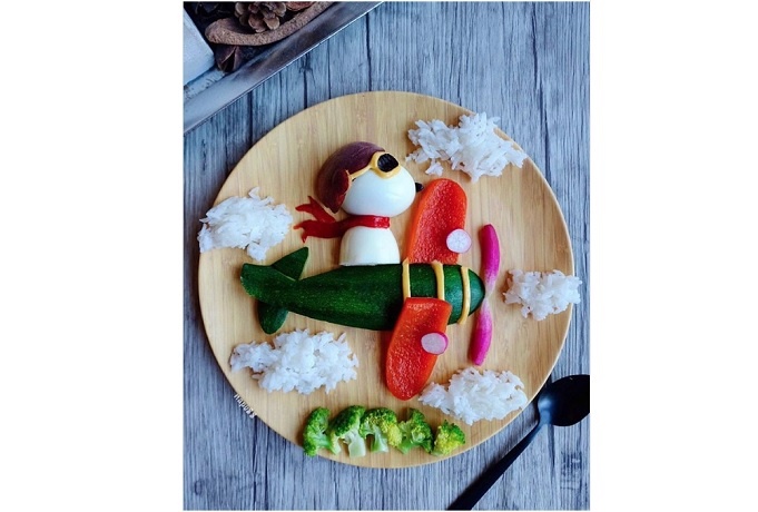 "Pilot Snoopy ?? Ingredients: hard boiled egg, peach, zucchini, red capsicum, red radish, broccoli, rice." Insta mom, Que Phuong Tran. napu88