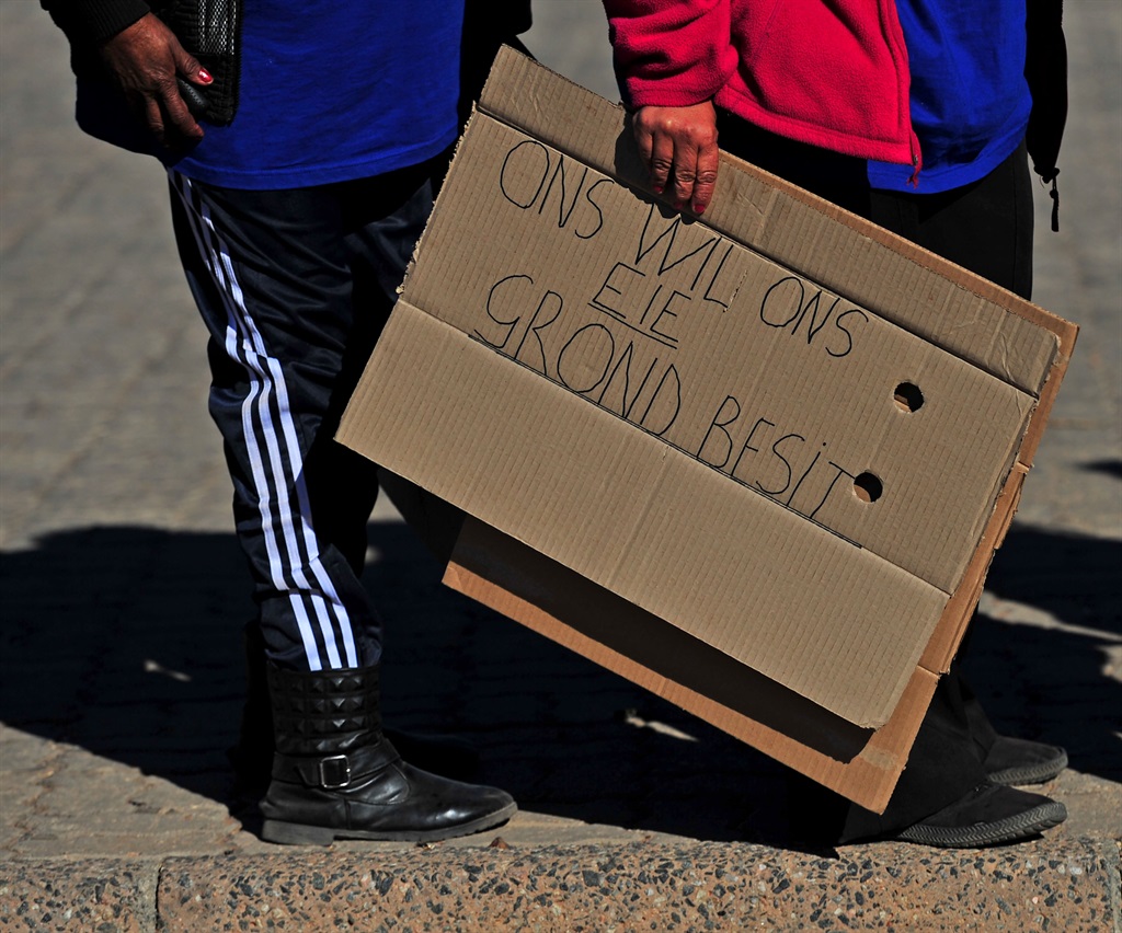 The public consultation process leading up to the decision to amend the Constitution took place across South Africa. In June, people lined up to enter the Toll Speelman hall in Upington to have their say. This placard reads: “Ons wil ons eie grond besit”, which translates to “We want to own our own land.” Picture: Tebogo Letsie/City Press 