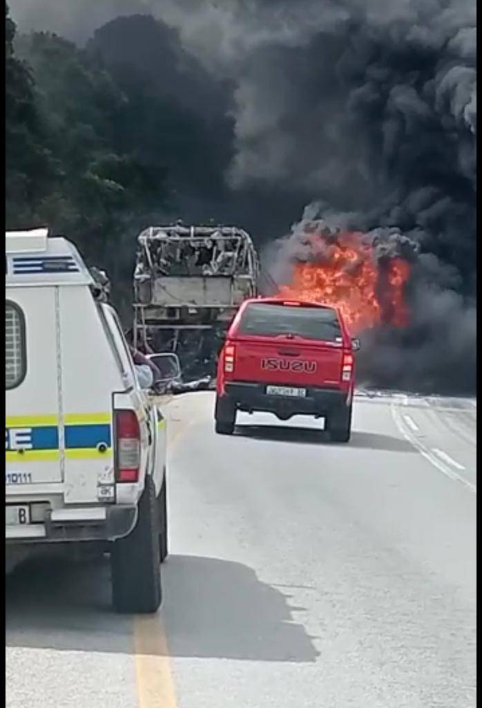Rook borrel uit die brandende Intercape-bus naby Nanaga in die Oos-Kaap.  Foto: Skermgreep 