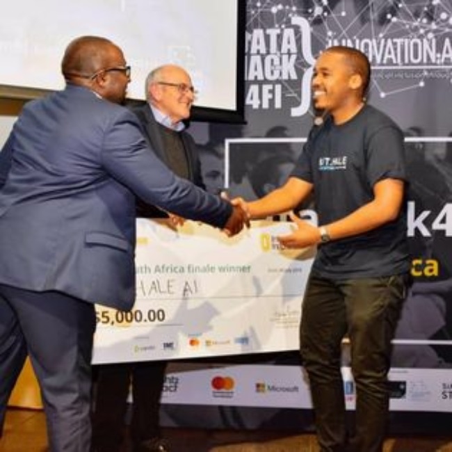 CEO Thapelo Nthite accepts a Datahack 4FI Innovati