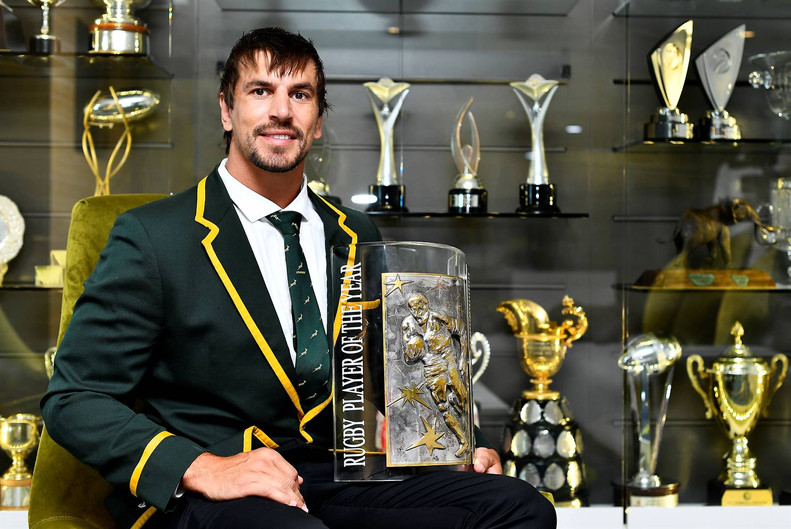 Eben Etzebeth spog Dinsdag met sy trofee nadat hy as Suid-Afrika se Rugbyspeler van die Jaar gekroon is.Foto: Gallo Images