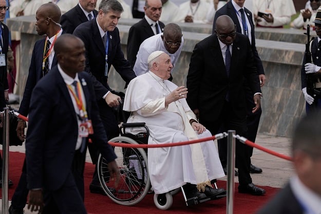 GAMBAR |  ‘Perjalanan yang indah’: Skor berkumpul saat Paus Francis tiba di Kongo untuk menyebarkan pesan perdamaian