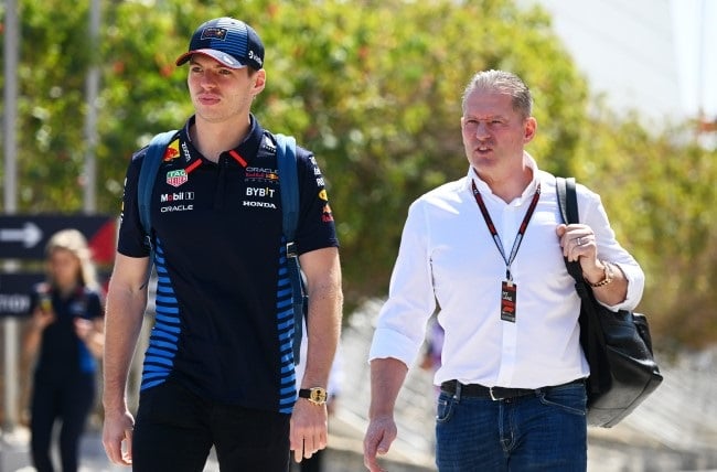 Max Verstappen iz Red Bull Racinga i Jos Verstappen hodaju Paddockom prije treninga uoči F1 Grand Prixa Bahraina na Bahrain International Circuit.  (Clive Mason/Getty Images)