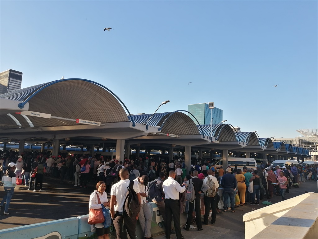 Long lines at Cape Town taxi rank, (Cebelihle Mthethwa, News24)