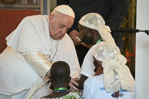 El Papa Francisco (izq.) bendice a los asistentes mientras se reúne con ingenio