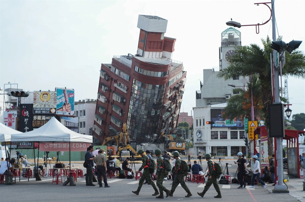  At least nine people were killed and more than 1 000 injured by a powerful earthquake in Taiwan that damaged dozens of buildings and prompted tsunami warnings as far as Japan and the Philippines before being lifted. (Photo by Sam Yeh / AFP)
