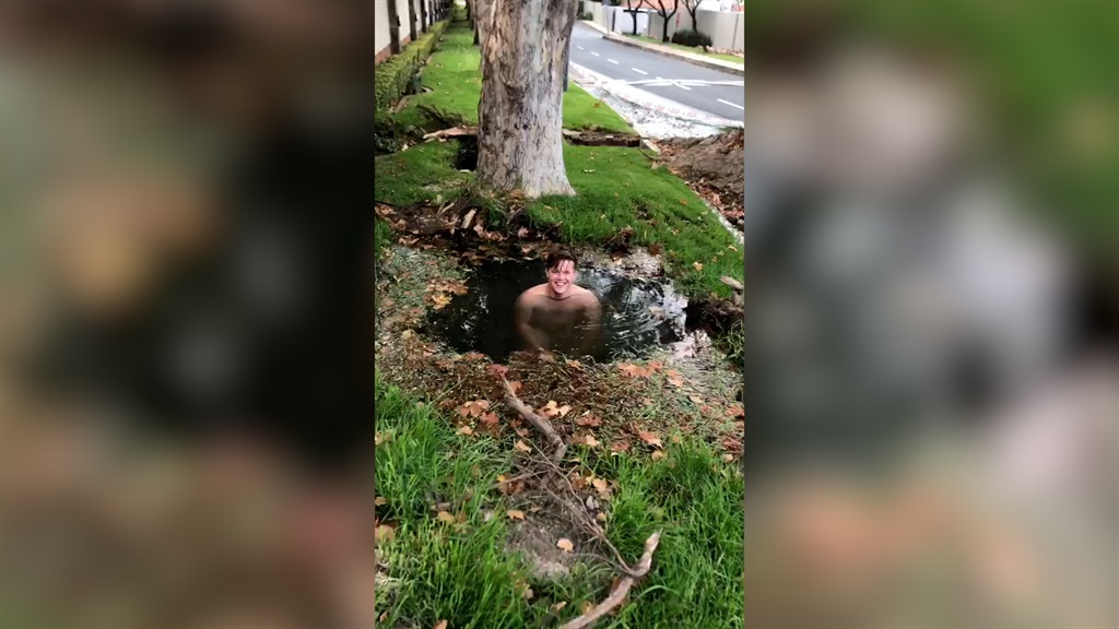 News24.com | WATCH | Taking the plunge: Cousins swim in Joburg hole to protest lack of repairs