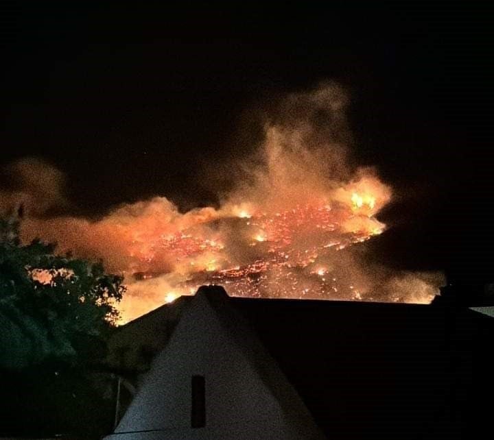 News24 | Firefighters battle Stellenbosch fire, two other blazes contained as strong winds persist