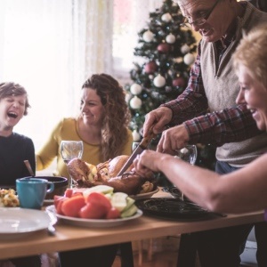 Families who eat together eat healthier. 