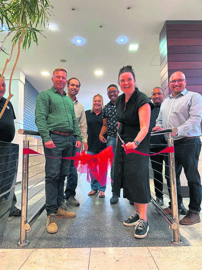 Jackie van Niekerk, CEO of Attacq Group, cuts the ribbon at the opening ceremony of Eikestad Mall’s new trolley ramp. With her are (right to left), General Manager of Eikestad Mall, André Williams, Michael Januarie (Attacq), Leemisa Tsolo (Attacq), Karin Retief (Attacq), with Jan de Villiers (Key Capital), Morné Steenkamp (Key Capital) and Chris Brunner (Attacq).Foto: 
