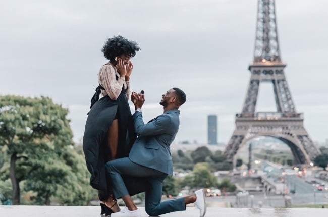 Couple getting engaged in Paris