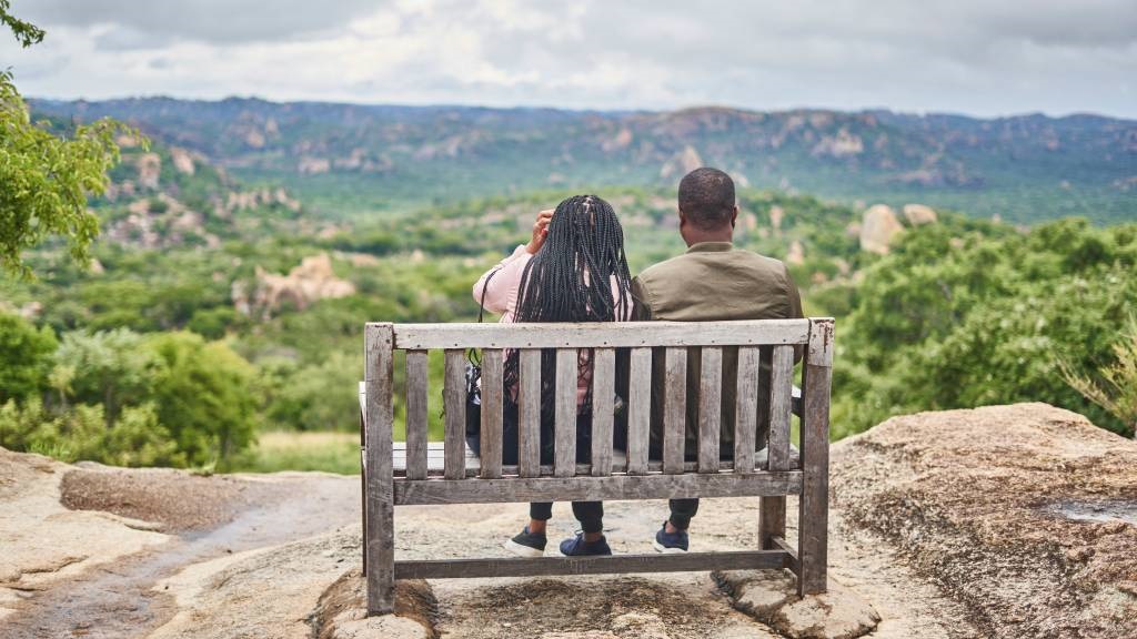 Una pareja se sienta en el banco 'Vista del Mundo' nea