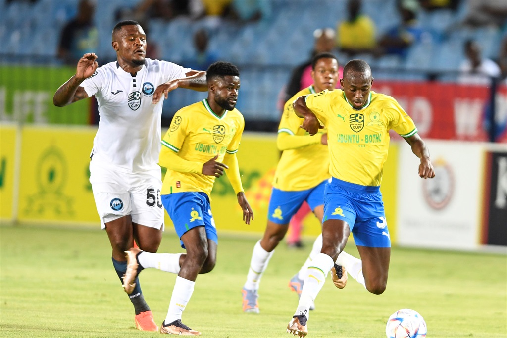 PRETORIA, SOUTH AFRICA - FEBRUARY 07:   Nkanyiso Zungu of Richards Bay and Peter Shalulile of Mamelodi Sundowns during the Nedbank Cup Last 32 match between Mamelodi Sundowns and Richards Bay at Loftus Versfeld Stadium on February 07, 2023 in Pretoria, South Africa. (Photo by Lefty Shivambu/Gallo Images)