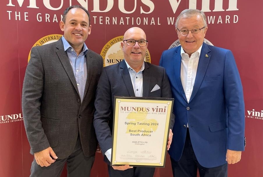 DGB group winemaker, Stephan Joubert and Chairperson, Tim Hutchinson receiving the Mundus Vini Best South African Producer Award for the third time. (Supplied/DGB)