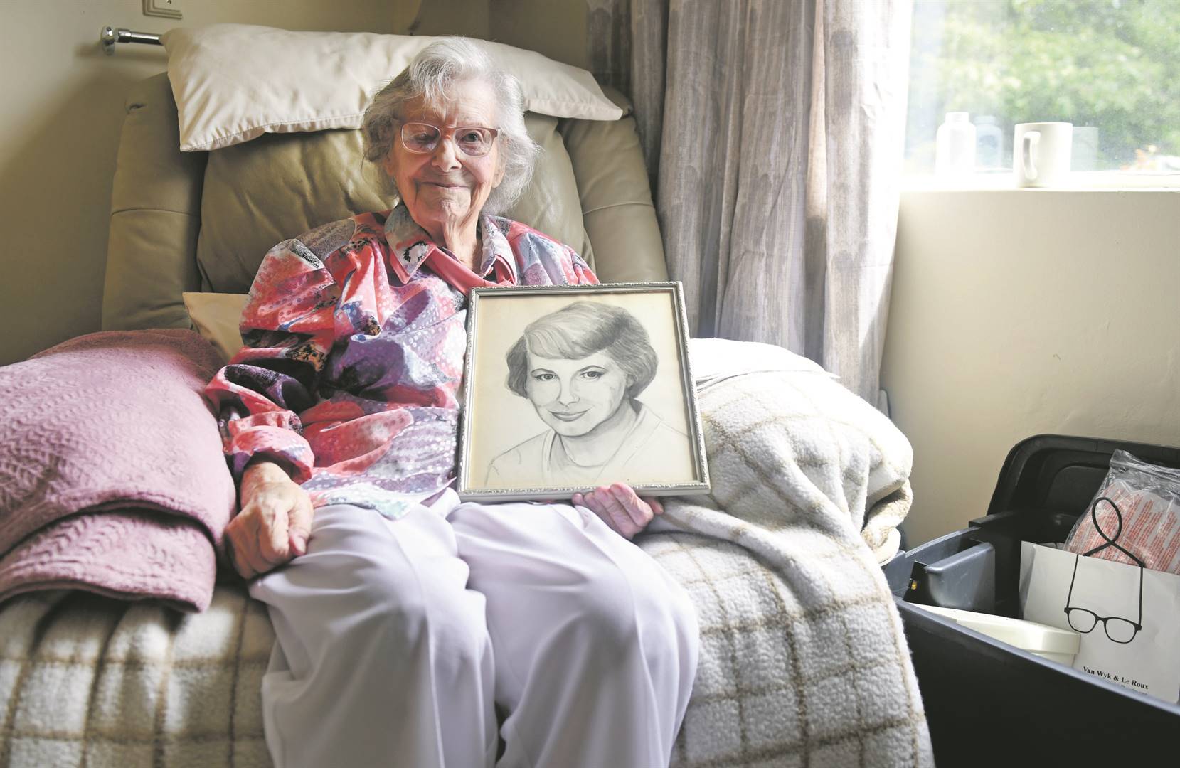 Marga Dettmann in goeie gees voor haar 103de verjaardag. Haar dogter, Gabrielle (79), het die skets van haar toe sy jonger was, geteken. Foto: Edrea du Toit