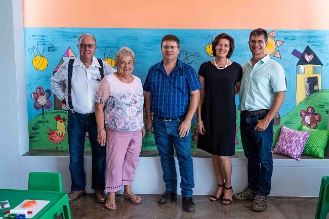 Lede van die De Villiers-familie by die opening van die VKO-sentrum op 31 Januarie 2023. Van links is Charl, Annatjie, Pierre, Marelize en Johan. Foto: Verskaf