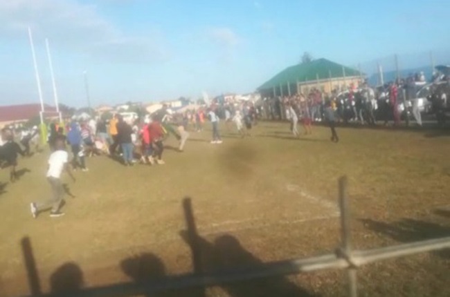 Pemain ditikam selama pertandingan rugby klub sebagai lapangan badai penonton