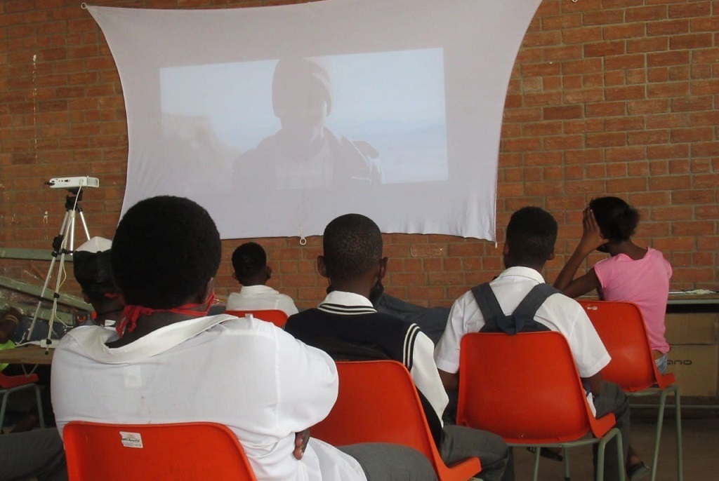 Bagaimana bioskop seluler bertenaga surya di Afrika Selatan menciptakan lapangan kerja bagi kaum muda